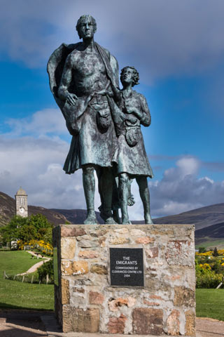 Emigrants Statue - 2 bronze figures in traditional Highland attire standing on a plinth 