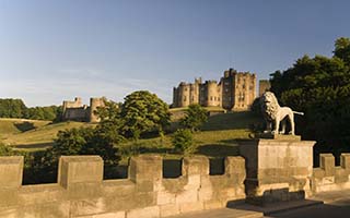 Alnwick-Castle-and-The-Border-Country